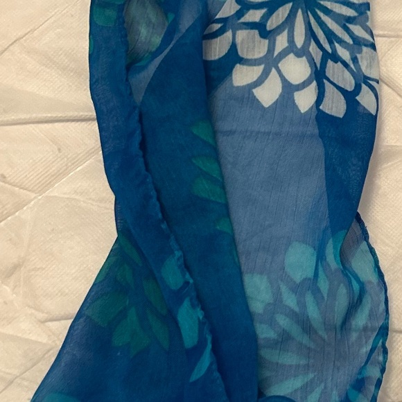 Scarf 🩵 💮🌷 - Picture 3 of 3